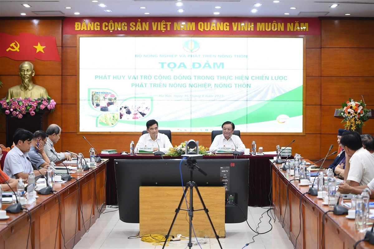 Bộ trưởng Bộ NN-PTNT Lê Minh Hoan và Chủ tịch Viện Nghiên cứu lúa gạo quốc tế (IRRI), nguyên Bộ trưởng Bộ NN-PTNT Cao Đức Phát chủ trì tọa đàm.